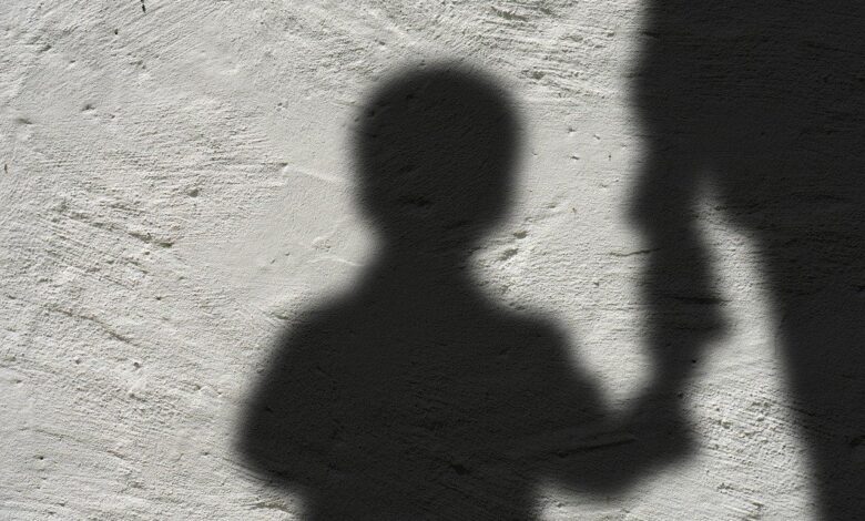 Homem 'apaga' em bar e abandona filho no Centro de BH