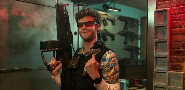 Jack Quaid é um agente esquisitão em