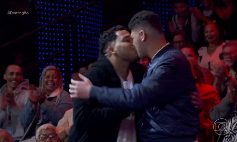 Domingão com beijo gay