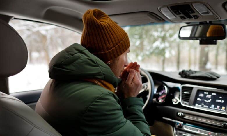 Homem dentro de carro no frio