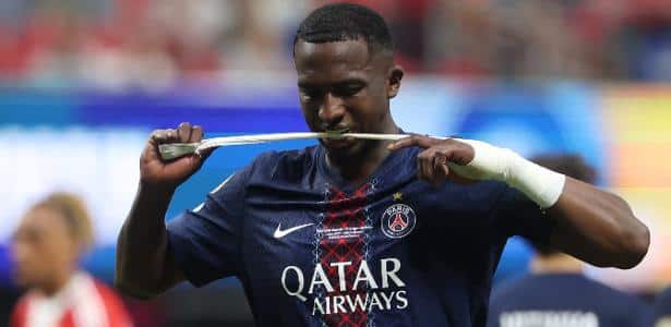 Pacho, zagueiro do PSG, após ser expulso contra o Bayern, nas quartas do Mundial