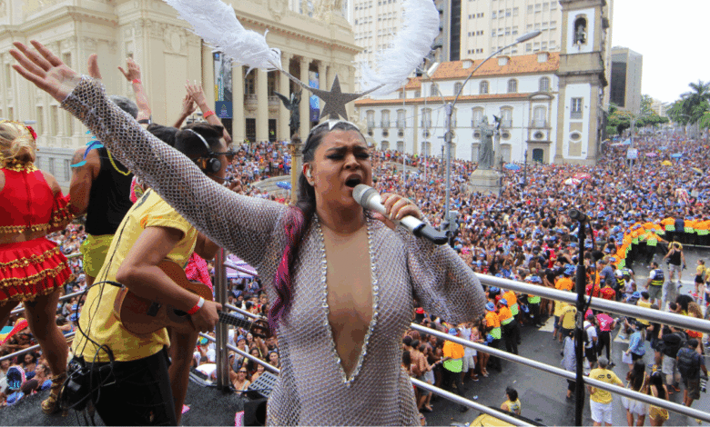 cantora preta gil em uma apresentação furante o carnaval