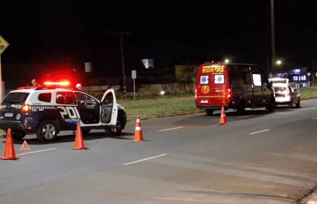 Mulher é atropelada ao atravessar fora da faixa na Av. Duque de Caxias