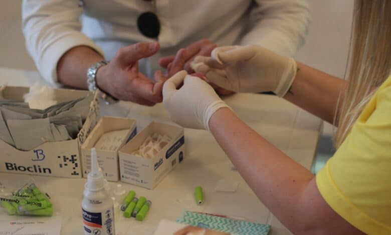 Pessoa realizando testagem gratuita para hepatites B e C