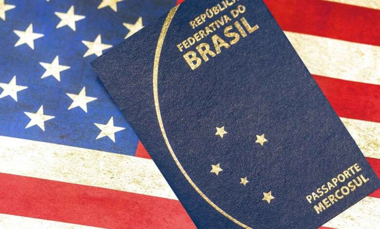 passaporte brasileiro e bandeira dos estados unidos