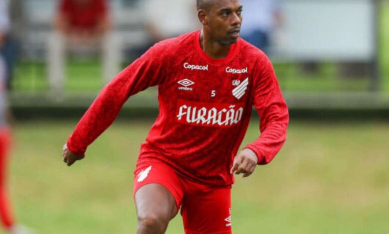 Fernandinho comentará partida entre Athletico e Corinthians pela Copa do Brasil