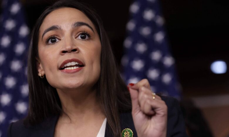 A deputada democrata Alexandria Ocasio-Cortez durante entrevista coletiva no Capitólio, em Washington