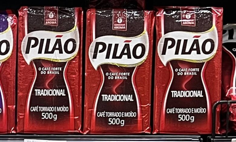 Cafés nas prateleiras de um supermercado de São Paulo