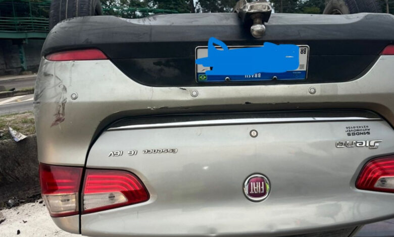 Carro capota na Avenida Brasil e interdita calha do BRT | Rio de Janeiro
