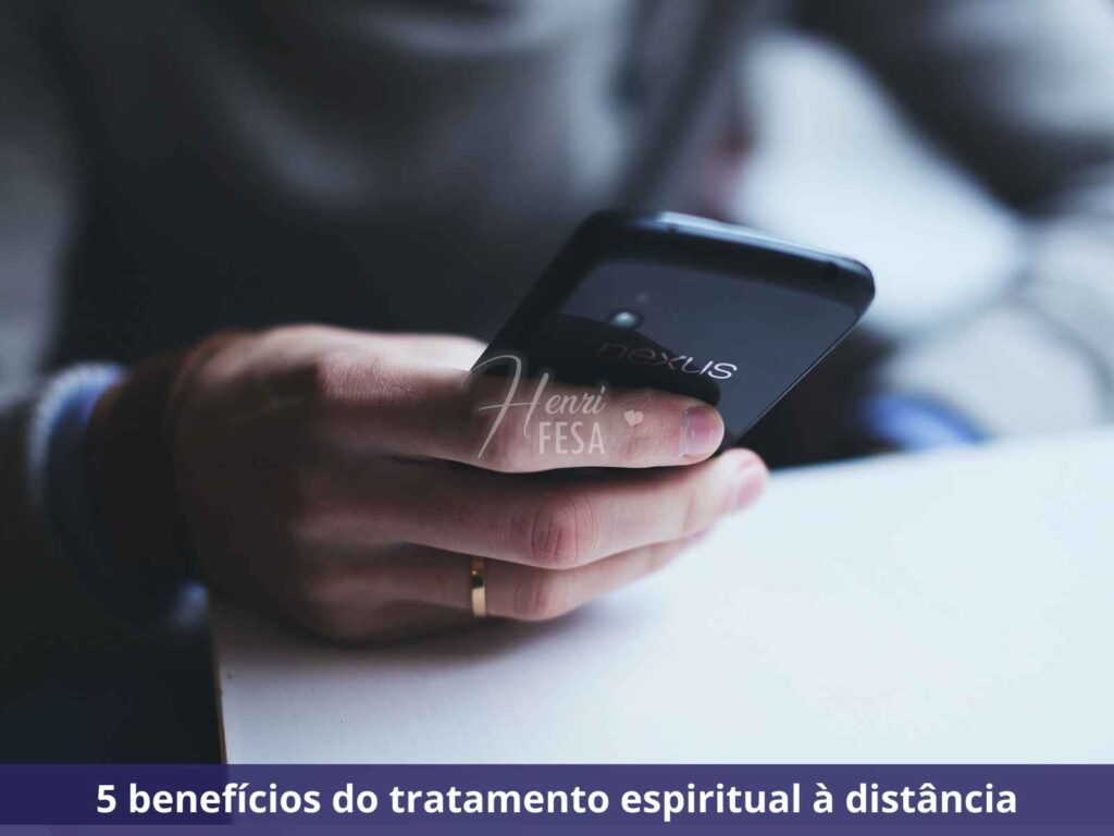 Pessoa segurando um celular enquanto recebe tratamento espiritual à distância!