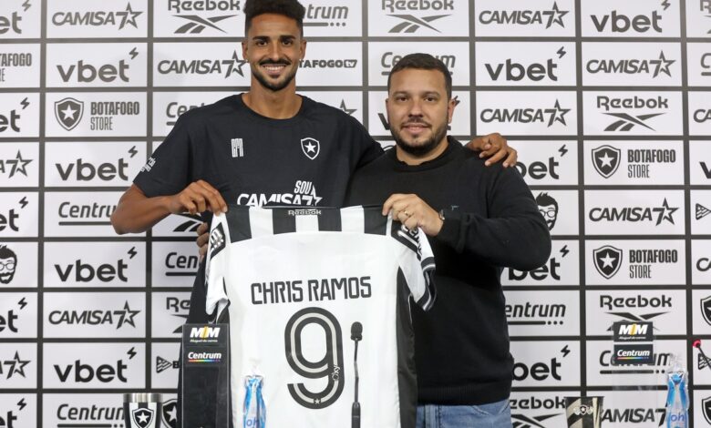 Já nas graças da torcida pelos gols contra o Juventude, Chris Ramos é apresentado oficialmente no Botafogo