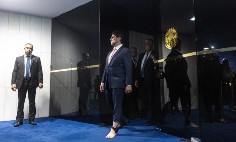 PF indicia senador Marcos do Val, que deixa de usar tornozeleira eletrônica por decisão de Moraes