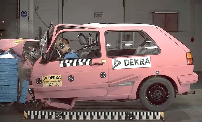 Alemães destroem VW Golf clássico para mostrar insegurança de carros velhos