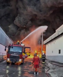 Veja novos vídeos do incêndio de grandes proporções que atinge fábrica em Manaus
