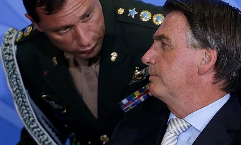 Bolsonaro mandou Cid distribuir remédios de uso proibido no Brasil durante a pandemia da covid-19