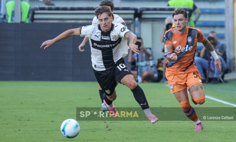 Parma Atalanta 1 1 2a giornata Serie A 2025 2026 Adrian Bernabe inseguito da Nicola Zalewski