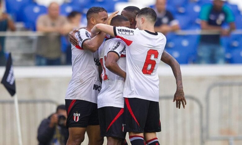 Jogadores do Botafogo-SP comemorando gol pela Série B 2025