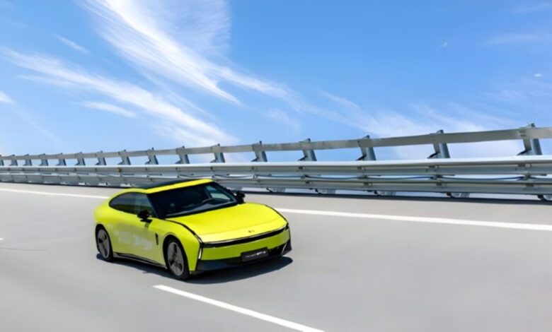 Xpeng P7 circula sozinho na linha de produção na China
