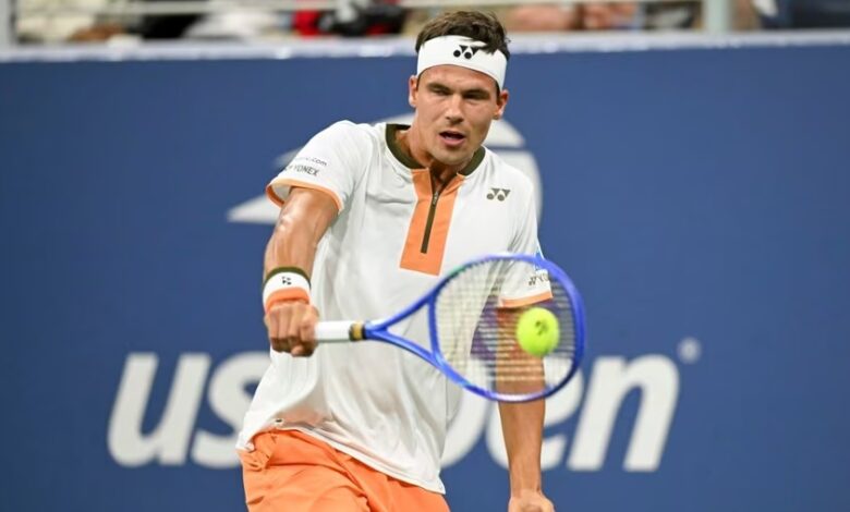 De Minaur confirma, Tsitsipas perde match-point e cai