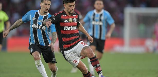 Arrascaeta e Dodi em ação durante jogo entre Flamengo e Grêmio pelo Brasileirão