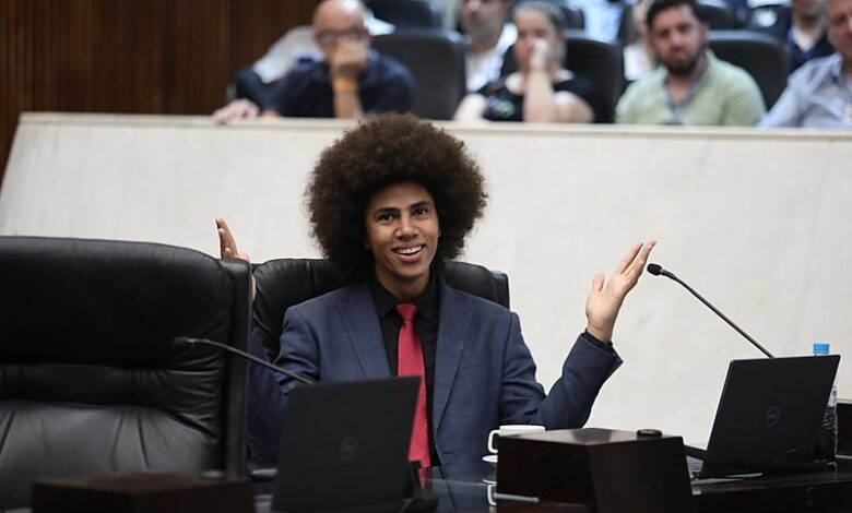 TJ-PR manda suspender punição da Comissão de Ética da ALEP a Renato Freitas