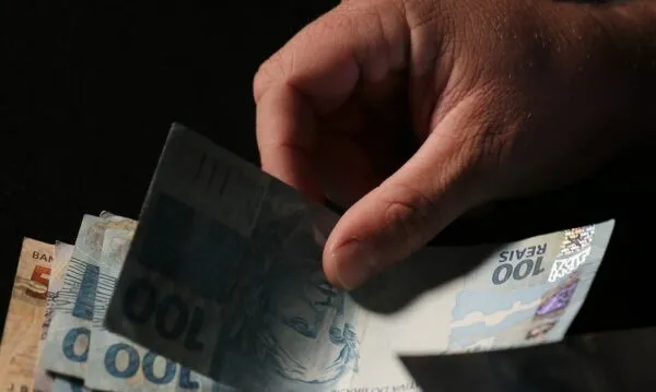 Pesquisa realizada pela Serasa revela que 61% dos brasileiros se arrependem por ter emprestado dinheiro a um amigo