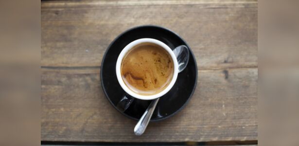 Consumir de 2 a 4 xícaras de café por dia faz bem para o coração