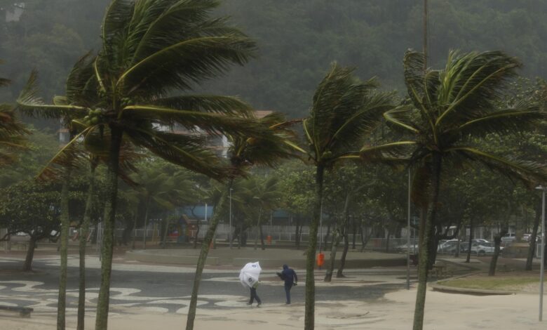 Passagem de frente fria pelo Rio pode provocar rajadas de vento forte entre o fim da tarde e começo da noite desta segunda-feira