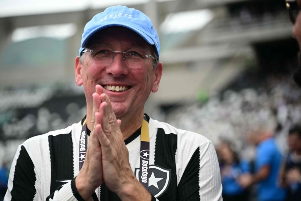 Com acordo próximo, Textor garante à Eagle não 'levar' Botafogo para Ilhas Cayman