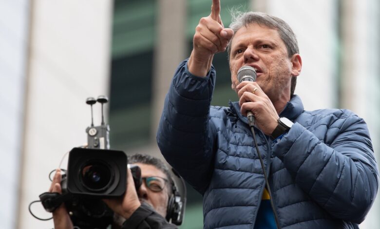 Após radicalizar discurso, Tarcísio se afasta de Brasília na reta final de julgamento do golpe