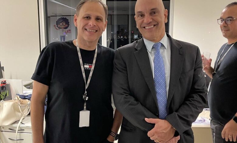 Eduardo Tagliaferro, então chefe da AEED (Assessoria Especial de Enfrentamento à Desinformação) do TSE, e o ministro Alexandre de Moraes