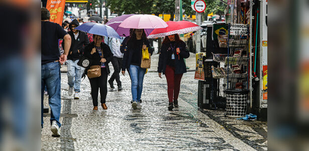 Chuva e queda de temperatura: frente fria muda o tempo na metade Sul do PR