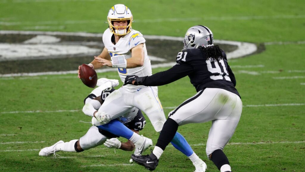 Por que duelo contra Raiders virou 'assunto pessoal' para estrela dos Chargers