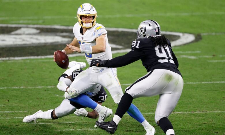 Por que duelo contra Raiders virou 'assunto pessoal' para estrela dos Chargers