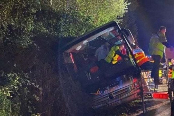 Ônibus da seleção sub-21 de Luxemburgo sofreu grave acidente na França - (crédito: - Reprodução / Twitter)