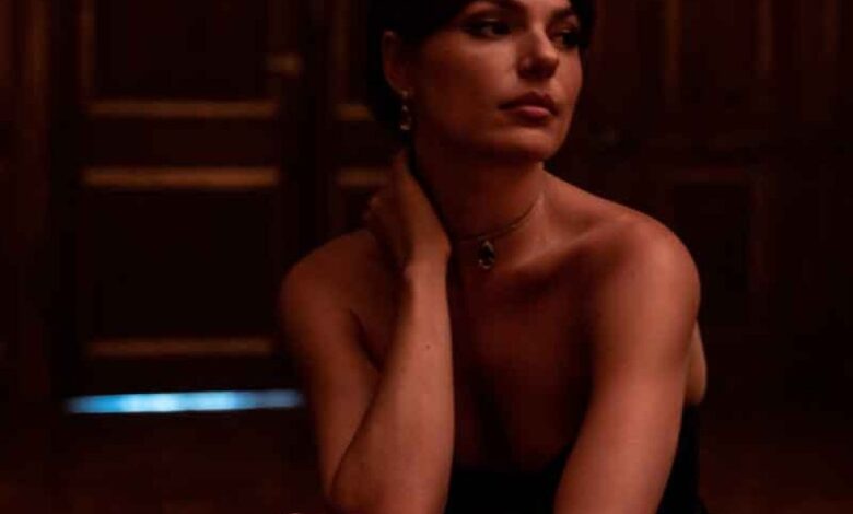 Atriz Isis Valverde mostra seu lado de poetisa em "Vermelho rubro"