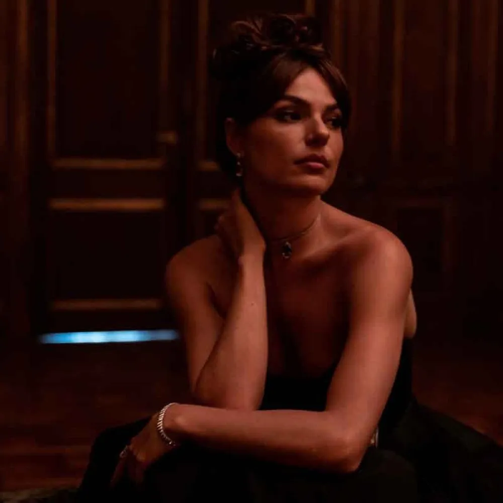 Isis Valverde revela seu talento como poetisa em “Vermelho rubro”