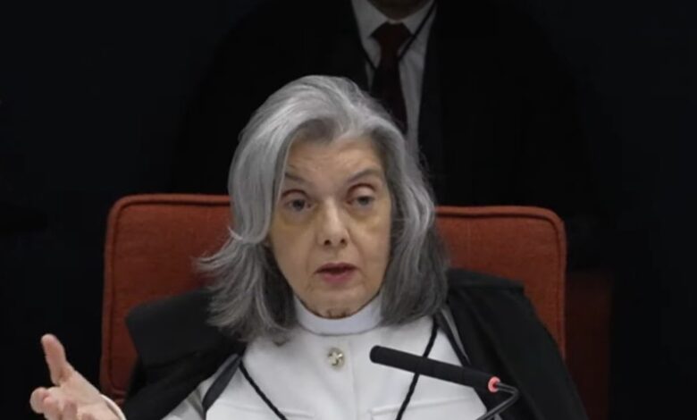 Ministra Carmen Lúcia vota e pode decifir futuro de Bolsonaro