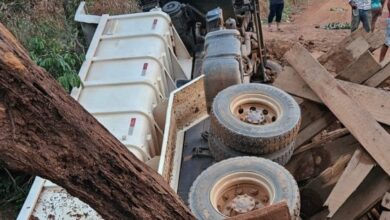 Caminhão caçamba cai em ponte de madeira em Governador Jorge Teixeira - Cidades