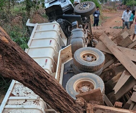 Caminhão caçamba cai em ponte de madeira em Governador Jorge Teixeira - Cidades