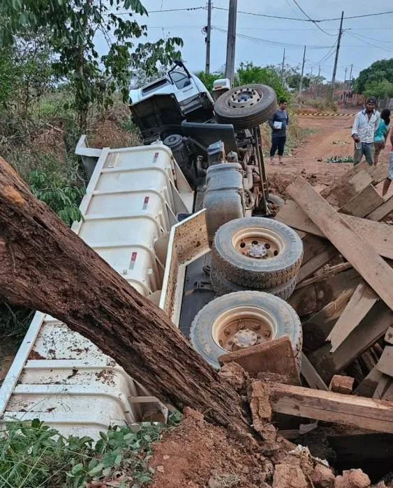 Caminhão caçamba despenca em ponte de madeira em Governador Jorge Teixeira