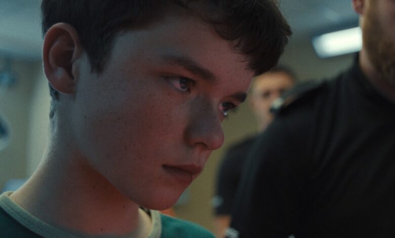 Quem é Owen Cooper, o ator estreante de 15 anos favorito ao Emmy 2025?