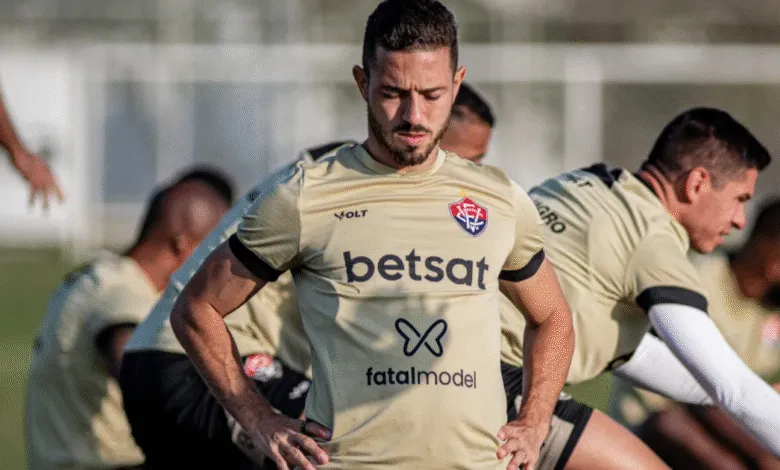 Vitória rescinde contrato de meia emprestado ao Vila Nova