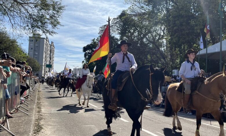 Tradicional desfile farroupilha de Passo Fundo vai reunir 14 entidades e até 800 cavaleiros