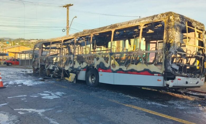 Incêndio a ônibus provoca altas chamas e coluna de fumaça na Lomba do Pinheiro; veja vídeo