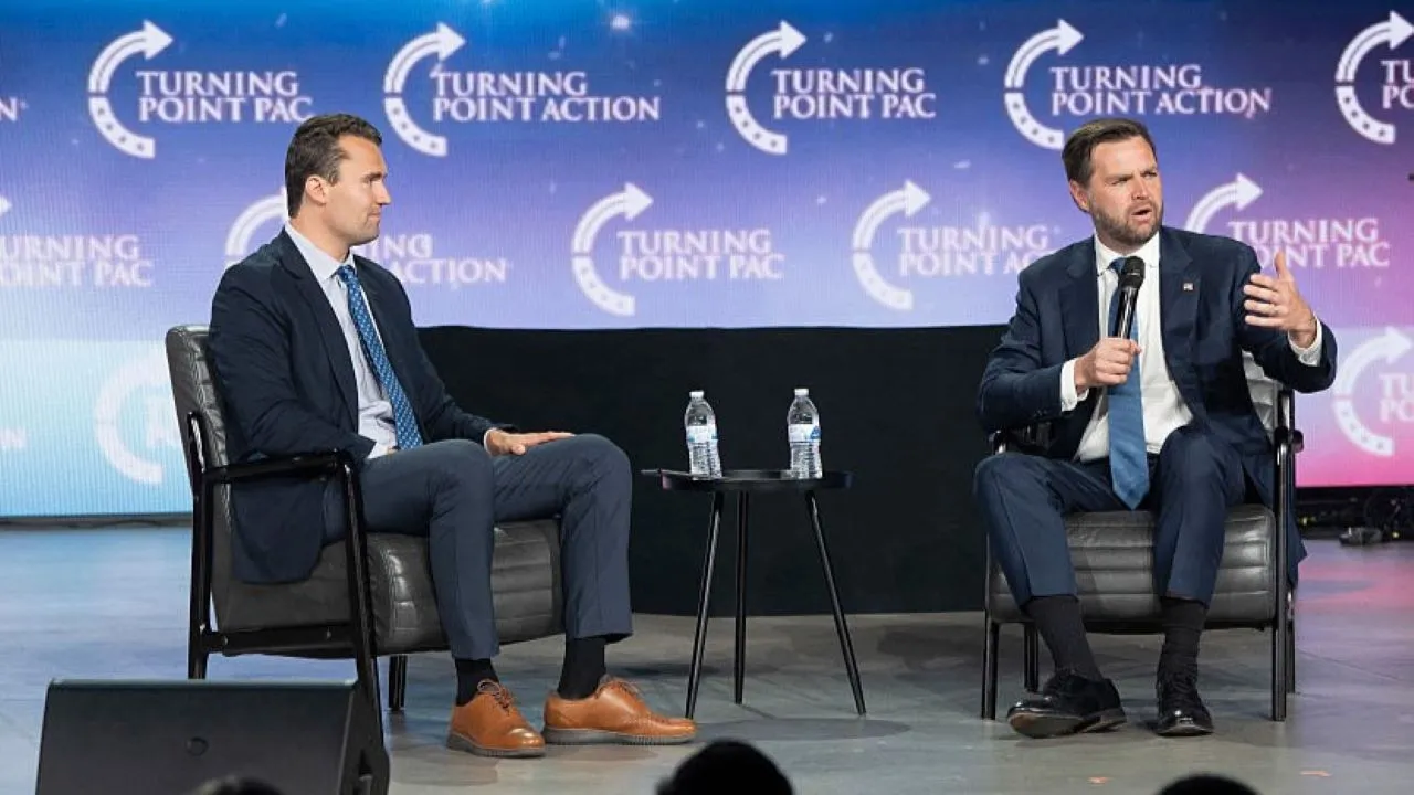 Vance apresenta ‘The Charlie Kirk Show’ após ideologia do atirador ser revelada