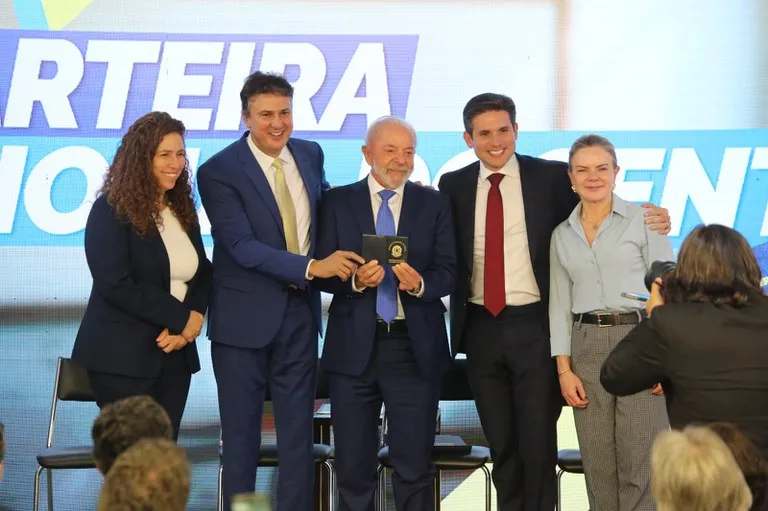 Aprovada lei institui Carteira Nacional Docente no Brasil