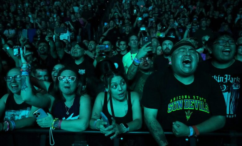 Linkin Park rocks Phoenix and honors Chester Bennington