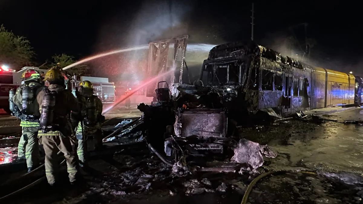 Trem leve de Phoenix colide com caminhão semirreboque