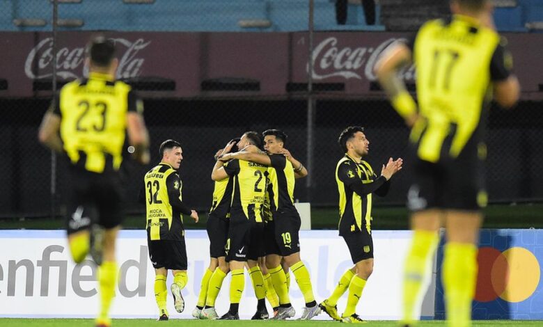 Peñarol, con un gol agónico, venció 2-1 a Liverpool y está en cuartos